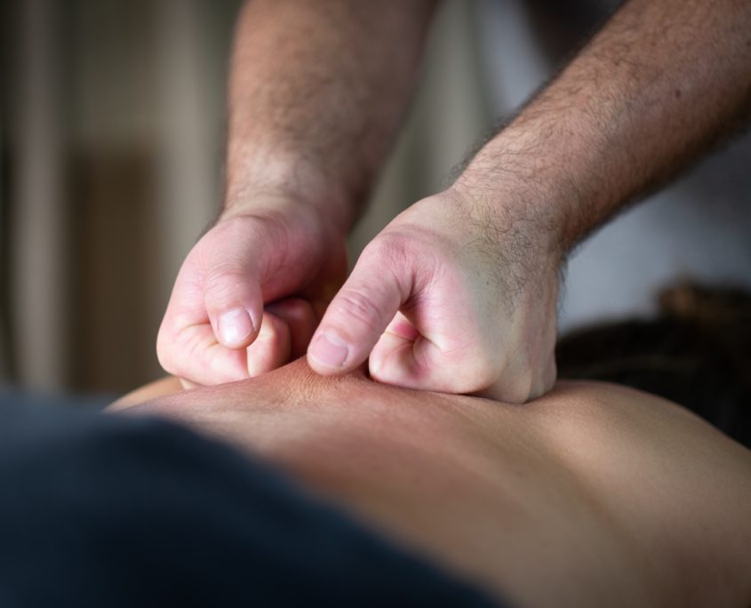 Bindweefsel massage afbeelding rug en handen 3